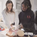 procédure de réanimation cardiaque sur un bébé vital-action