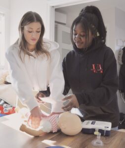 procédure de réanimation cardiaque sur un bébé vital-action